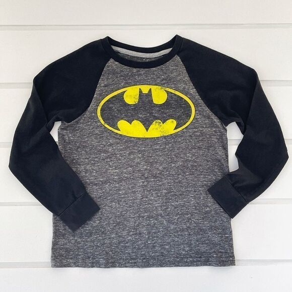 DC Comics Batman Boys Logo Graphics Worn Look Tee Shirt Size Small 6-7 - Picture 2 of 6